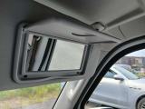 運転席サンバイザーに鏡がついております!