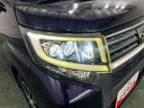 白く明るい光で夜間走行をサポートするLEDヘッドランプを搭載