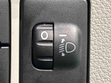 対向車や先行車への配慮が可能。積載物の状況に応じてヘッドライトの照射角度を手動調整できるスイッチ。