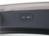 テールゲートには、スイッチ一つで開閉可能な電動開閉機能を採用。ダッシュボードとテールゲートに設置されたボタンを押すだけで自動的に開閉します。