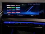 【ⅰドライブナビゲーション】文字情報も鮮明に表示する高解像度カラーディスプレイを採用。視認性に優れた地図デザインと特徴的な建造物を目印にした描写表示で現在位置を把握できます。地図データの更新も可能です