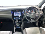 運転席周りのレイアウトをご覧ください。ナビゲーションが綺麗に装着されすっきり収まってますね!