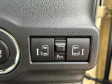 運転席から後席のスライドドアを操作することができます。