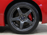 人もオシャレは足元からと言いますが、車もホイールを変える事で大きく印象が変わります。ドレスアップ系の社外アルミです!お気に入りの服や靴で出かけるように、普段愛車を見かけるのが楽しくなるかもしれません