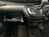 車検証入れになどにも使える便利な収納BOXあります。