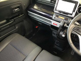 広々とした視界で運転も快適。勿論、安心、安全なSRSエアバックシステム運転席&助手席付