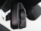 【ルームミラー一体型ETC】BMWといえばルームミラー一体型のETC。ドライバーから差し込めるかたちになっておりますので、差し忘れの際も慌てずにご利用いただけます。