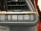 【オートマチックハイビーム】フロントガラス上部に設置されたカメラセンサーにより前方車両のランプや街路灯などの明るさを判定、自動的にハイビームとロービームを切替。
