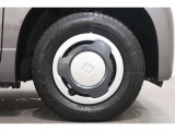 純正のホイールカバーが足元を飾ります!タイヤサイズは145/80R12になります。