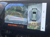 【パノラミックビューモニター】専用のカメラにより、上から見下ろしたような視点で360度クルマの周囲を確認することができます☆死角部分も確認しやすく、狭い場所での切り返しや駐車もスムーズに行えます。