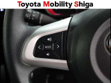 ステアリングスイッチ付き。前方から目を離すことなくオーディオ操作をすることが可能です。