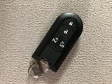 スマートキーを装備しています☆カギをカバンやポケットに入れて頂いた状態でドアロックの開閉やエンジンスタートをして頂けますよ!とても便利な装備です!