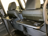 運転席・助手席の背もたれには、2列目シート用にカップホルダー付きの「格納式のシートバックテーブル」を装備しています。休憩時のちょっとした時間などカップを置いたり、小物置きに使えて便利です。