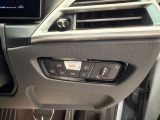 運転中にもオーディオの音量やFMの切り替えなどステアリングでの操作で切り替え可能なため、ステアリングから手を放す必要がない為、運転中でも操作が簡単でございます。
