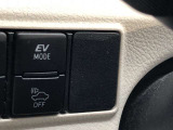 上部スイッチ「EVモード」への切り替えができます。夜間でできるだけ静かに走りたいときに一定の条件下で使用できます。下部スイッチは低速走行時の擬音を消音したい時にこちらも一定条件下で使用できます。
