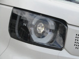 ■LEDヘッドライト■消費電力は少なく、しっかり明るいLEDヘッドライトです!電球タイプ、ハロゲンのライトよりも長く使えるのが特徴です。従来のオレンジ色に近い光ではなく白く明るく照らします