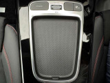新型CLAでは以前タッチパッドを設けていた場所が小物入れスペースとなりました。画面タッチ又はステアリングのタッチセンサーでナビ画面を操作頂けます。