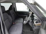 手荷物の多い女性には嬉しいベンチシート。運転席から助手席への移動も楽ちんですよ。