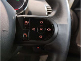 MINIの内装はとにかく『円』に拘ったデザインコンセプトが一目で伝わってきます。これほど円形に拘った車は他に御座いません。伝統のデザイン、トグルスイッチなど遊び心のある内装で御座います。