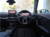 内装はシンプルに使い勝手を考え作られています。お車を運転する感覚をダイレクトに体感して頂けます。室内も広くロングドライブにも快適にお過ごしいただけます。