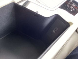 トンネルコンソールの、後部には、USBーCポートがついています。