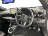 ドライバーファーストのコクピットを実現するために、スペースやレイアウトの工夫を施すことで、運転に集中しやすく、走りを存分に楽しめる設計になっています。