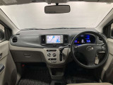 シンプルながら機能性あふれる運転席周りです。使いやすいスイッチ類の配置によりとても運転しやすいですよ。