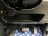 【運転席アンダートレー】タオル等置くのに便利