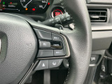 スイッチ操作で一定速度に走行を制御。加速、減速の少ない高速道路などでの運転をより快適にするクルーズコントロールを装備。