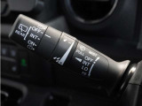 【バリアブル間欠ワイパースイッチ】車速に応じてワイパーの間隔を自動的に調整する機能。雨の量や車速に応じてワイパーの間隔を最適化し、視界を確保することができます。