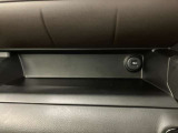 【インパネトレー】財布やスマートフォン等が置けます。