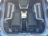 3列目シートは跳ね上げ式で折りたたみ可能です。キャンプ用品など大きな荷物もばっちり収納可能です!