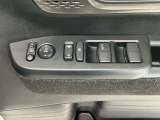 運転席のスイッチで全てのウィンドウの開閉操作を行うことができます。ロックボタンをONにしておくと、運転席以外のウィンドウは作動しないのでお子様を乗せているときなども安心ですね♪