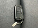 【スマートキー】ドアの開閉時鍵を探さなくても簡単にドアの開閉することが出来ます、また、エンジン始動も車内にスマートキーがあれば簡単に始動することが出来ます