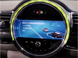 【衝突被害軽減ブレーキ】3段階で作動。1注意喚起マークが表示(視覚)。2警告音により注意喚起(聴覚)。3車両が自動でブレーキ介入。3段階により、過度な介入を控え、もしもの時には事故を軽減してくれます。