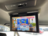 【 フリップダウンモニター 】天井にはフリップダウンモニターも装備されております♪お子様など、ロングドライブでも退屈せず楽しくお過ごしいただけます。//