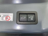 電動式バックドアです。 荷物を持ったままでもボタン一つで自動的に開け閉めできるので便利ですよ。 挟み込み防止機能も付いていますのでお子様の手や荷物を挟み込むのを防いでくれますよ。