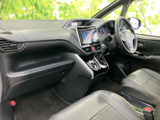 運転席周りの収納スペースは、細々とした荷物を整理するのに便利。スマートに荷物を収納できます。