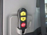 電動ウィンチはリモコン対応なので、車椅子を押しながらでもラクラク操作できます。