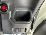 運転席と助手席間の足もとに収納ケース、アクセサリーソケットを装備♪