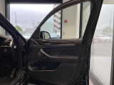 当店では第三者機関による車両品質鑑定を導入し、修復歴車を排除。鑑定書が発行されますので、ぱっと見ただけでは分からない箇所まで納得した上でご検討いただけます。※一部未実施の場合がございます。