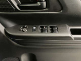 【運転席ドアスイッチ回り】パワーウィンドー[ロック機構]・電動格納式リモコンドアミラースイッチがまとまっているので操作しやすいです。