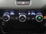 左右独立温度コントロールフルオートエアコンです。運転席、助手席それぞれで独立して温度設定ができます。冷え性の方が乗っても安心ですね♪