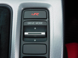 前後に操作するドライブモードスイッチで、INDIVIDUALモード、SPORTモード、COMFORTモードを選択可能。さらに、+Rモードスイッチが用意される
