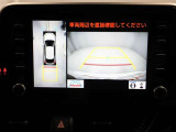 パノラミックビューモニターを装備。駐車場や交差点でクルマを真上から見るように周囲を確認できます。機能の詳細は販売店スタッフまでおたずねください。