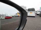 車線変更をする際、斜め後ろにクルマが存在することをドアミラー上のランプでお知らせします。