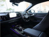 内装はシンプルに使い勝手を考え作られています。お車を運転する感覚をダイレクトに体感して頂けます。室内も広くロングドライブにも快適にお過ごしいただけます。