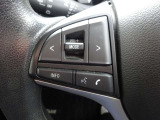【ステアリングスイッチ】ステアリングスイッチは運転姿勢や視線を崩さずに操作が可能です。左側にはオーディオ類があります。