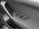 運転席ドアに集約されたパワーウィンドウスイッチで全窓をスマートに操作できます。