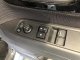 【窓操作部分】運転席のスイッチでは、すべてのウィンドーの開閉操作を行うことができます。